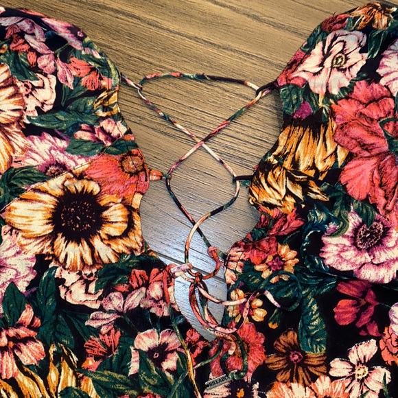 The Buckle bought Billabong floral kimono. - Picture 3 of 9